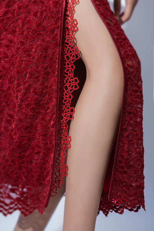 荷言HEYEN 画楼深 红色植绒镂空蕾丝+精致玫瑰盘扣胸针+别致月牙领 商品图6