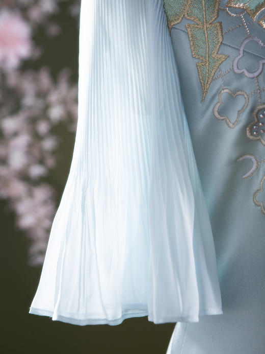 荷言HEYEN 雨打芭蕉 灰蓝色醋酸面料+雨打芭蕉刺绣图案+袖子压褶设计手工旗袍 商品图5