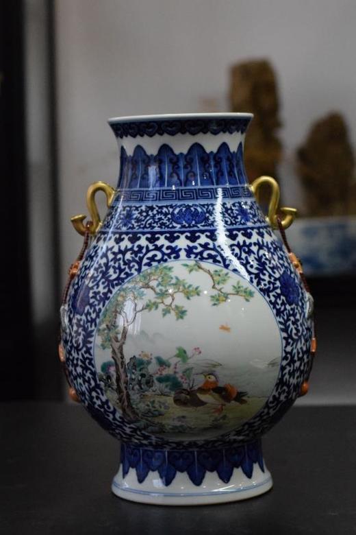 青花加彩开窗花卉双耳福筒瓶 商品图0