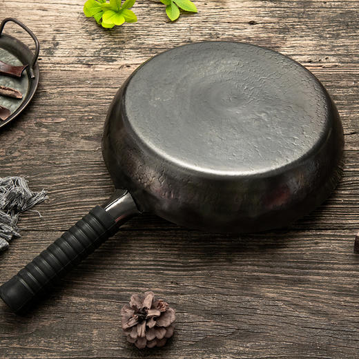 【官方正品保证】	欧乐菲（OLOFE）老关东章丘铁锅 加深黑煎锅手打平底锅老式物理不粘锅煎锅无涂层通用型28cm-OLOZQ-28D 商品图4