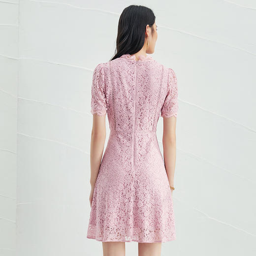 EITIE爱特爱夏季新款时尚气质优雅通勤v领收腰a字蕾丝连衣裙B2207952 商品图4