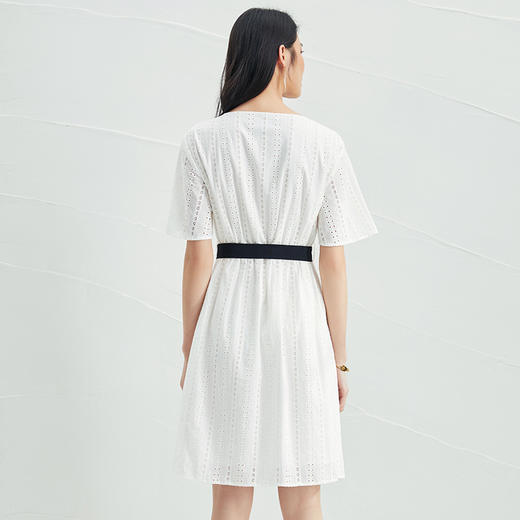 EITIE爱特爱夏季新款舒适白色镂空显瘦宽松直筒纯棉连衣裙B2207948 商品图4