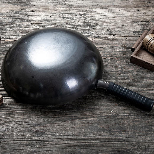 【官方正品保证】	欧乐菲（OLOFE）老关东章丘炒锅黑铁锅大师级镜面手打圆底炒菜锅老式无涂层明火煤气灶锅具 章丘铁锅镜面手工32cm-OLOZQ-32J） 商品图5