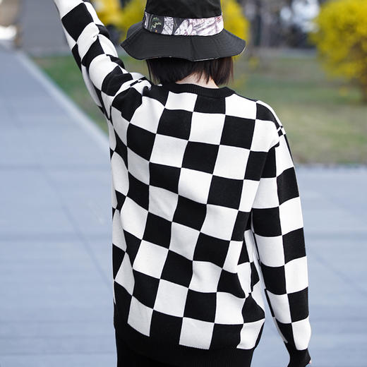 大英博物馆路易斯西洋棋系列黑白格纹提花毛衣 商品图3