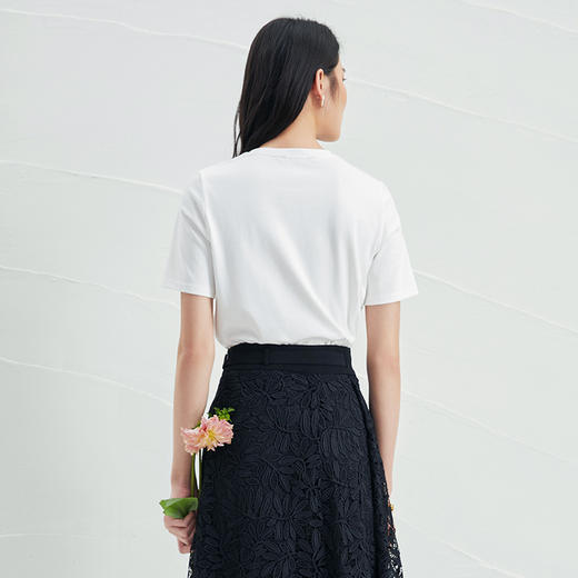 EITIE爱特爱夏季新款时尚舒适纯棉百搭印花圆领白T恤上衣女B2213918 商品图4