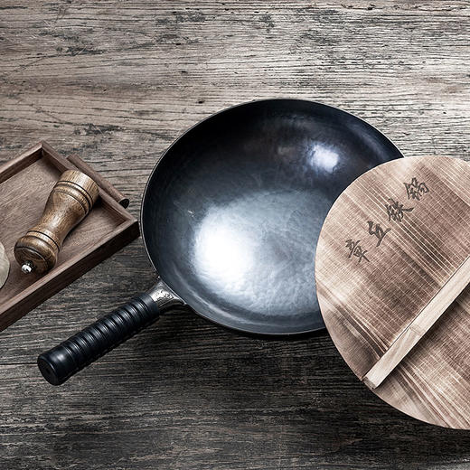 【官方正品保证】	欧乐菲（OLOFE）老关东章丘炒锅黑铁锅大师级镜面手打圆底炒菜锅老式无涂层明火煤气灶锅具 章丘铁锅镜面手工32cm-OLOZQ-32J） 商品图2