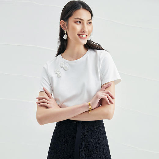 EITIE爱特爱夏季新款时尚百搭舒适盘扣装饰白色纯棉T恤上衣女B2213916 商品图4