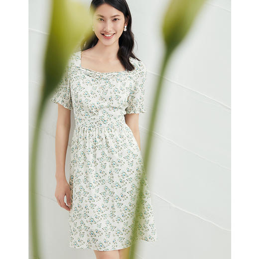 EITIE爱特爱夏季新款初恋裙清新时尚显瘦复古方领碎花连衣裙B2207966 商品图3