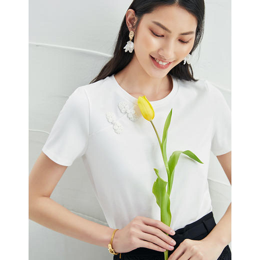 EITIE爱特爱夏季新款时尚百搭舒适盘扣装饰白色纯棉T恤上衣女B2213916 商品图2