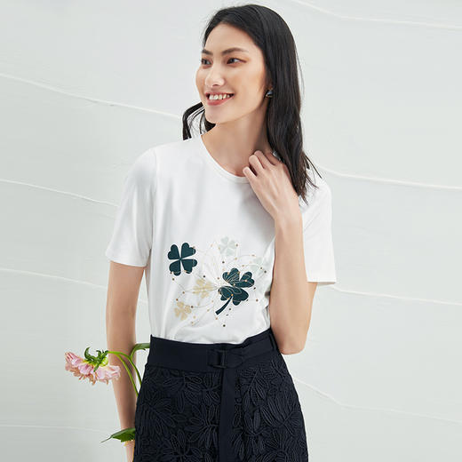 EITIE爱特爱夏季新款时尚舒适纯棉百搭印花圆领白T恤上衣女B2213918 商品图2