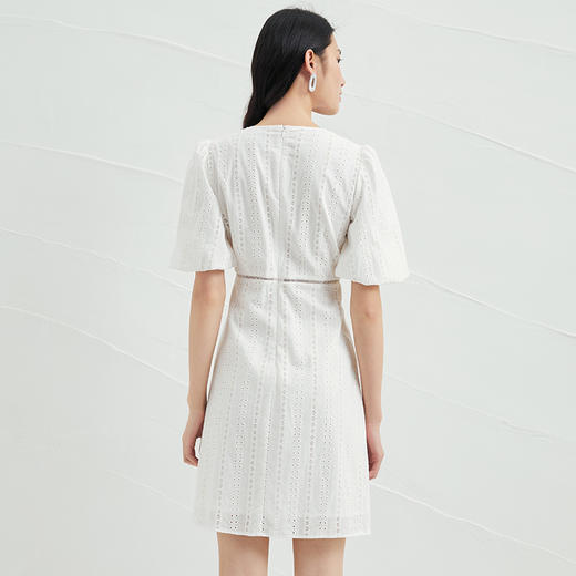 EITIE爱特爱夏季新款V领泡泡袖复古显瘦白色镂空纯棉连衣裙B2207946 商品图4