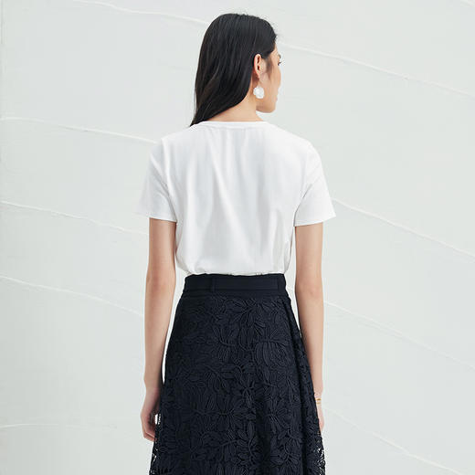 EITIE爱特爱夏季新款时尚百搭舒适盘扣装饰白色纯棉T恤上衣女B2213916 商品图3