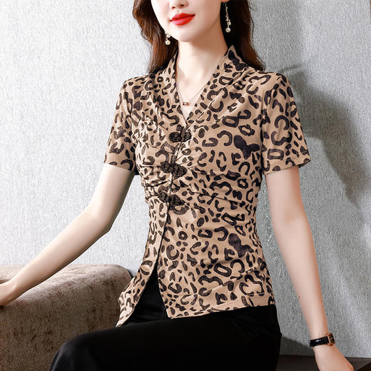 修身显瘦，设计感时尚不规则V领短袖T恤小衫KQL-8554 商品图3