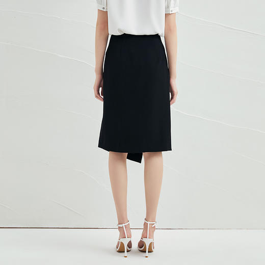EITIE爱特爱夏新款时尚通勤显瘦开叉下摆高腰包臀黑色半身裙B2206910 商品图3