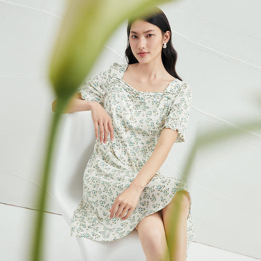 EITIE爱特爱夏季新款初恋裙清新时尚显瘦复古方领碎花连衣裙B2207966 商品图2