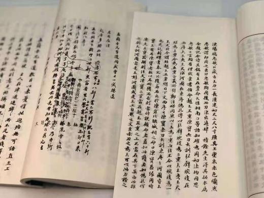 《观堂遗墨》，王国维先生著，线装一函两册，华师大2014年一版一印。
 
王国维自沉于颐和园昆明湖，举世震悼，生前友好遂筹划刊印遗墨手迹，以为缅怀之资。海宁陈乃乾先生所辑《观堂遗墨》二卷本，石印出版于 商品图9