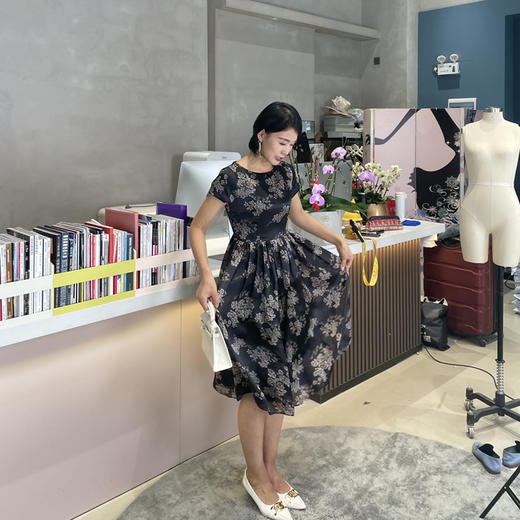 孤品-“西西里的美丽传说”6180573C颈袖添香季新款时尚气质显瘦印花长裙中长款女士真丝连衣裙J6180573C不退可换 商品图5