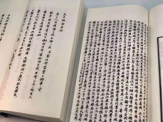 《观堂遗墨》，王国维先生著，线装一函两册，华师大2014年一版一印。
 
王国维自沉于颐和园昆明湖，举世震悼，生前友好遂筹划刊印遗墨手迹，以为缅怀之资。海宁陈乃乾先生所辑《观堂遗墨》二卷本，石印出版于 商品图5