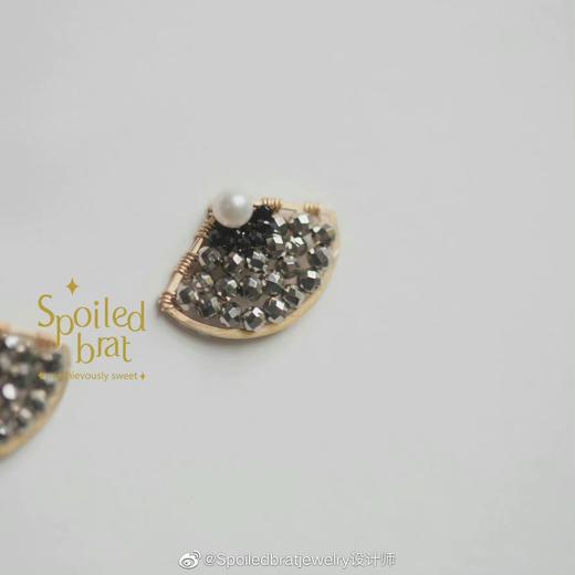 SpoiledBrat Jewelry 斜长石/尖晶石/铁矿石/堇青石扇形耳钉 商品图1
