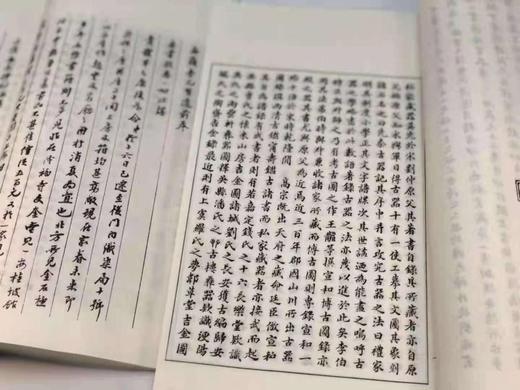 《观堂遗墨》，王国维先生著，线装一函两册，华师大2014年一版一印。
 
王国维自沉于颐和园昆明湖，举世震悼，生前友好遂筹划刊印遗墨手迹，以为缅怀之资。海宁陈乃乾先生所辑《观堂遗墨》二卷本，石印出版于 商品图8