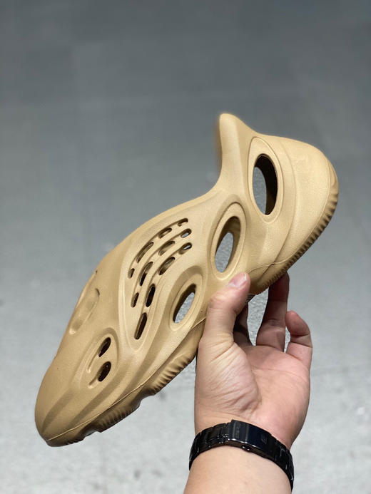 夏季特价💰260 Yeezy Foam Runner 洞洞鞋！设计采用一体化的鞋身 商品图2