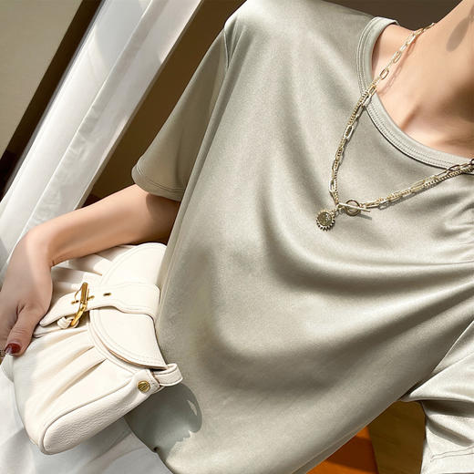 【2件立减20元，真丝清凉T恤】桑蚕丝双面丝光棉短袖T恤  简约修身显瘦圆领/V领 时尚百搭 藏肉显瘦 高级奢华 商品图6