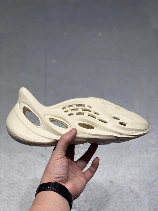 夏季特价💰260 Yeezy Foam Runner 洞洞鞋！设计采用一体化的鞋身 商品图1