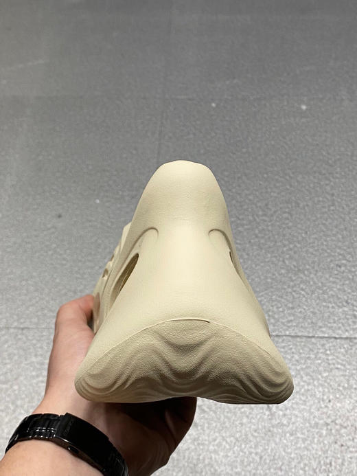 夏季特价💰260 Yeezy Foam Runner 洞洞鞋！设计采用一体化的鞋身 商品图5
