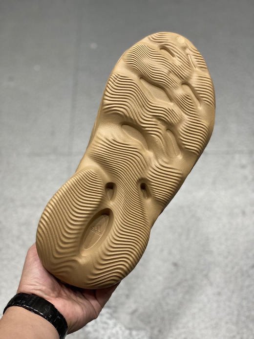 夏季特价💰260 Yeezy Foam Runner 洞洞鞋！设计采用一体化的鞋身 商品图4