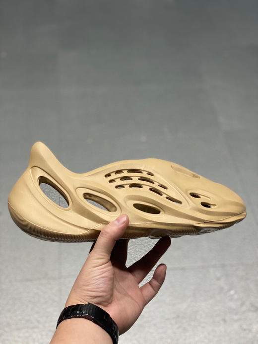 夏季特价💰260 Yeezy Foam Runner 洞洞鞋！设计采用一体化的鞋身 商品图1