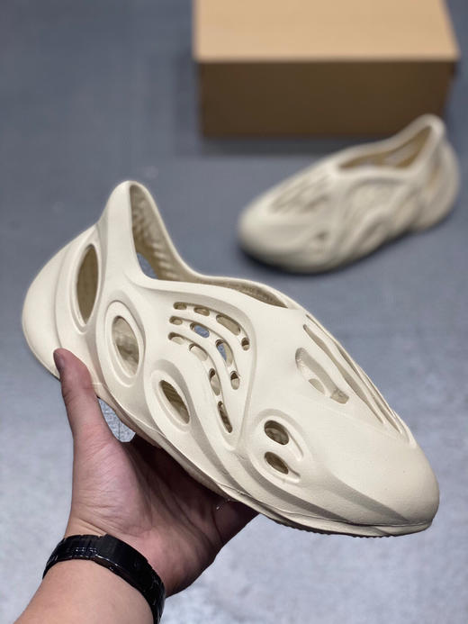 夏季特价💰260 Yeezy Foam Runner 洞洞鞋！设计采用一体化的鞋身 商品图0