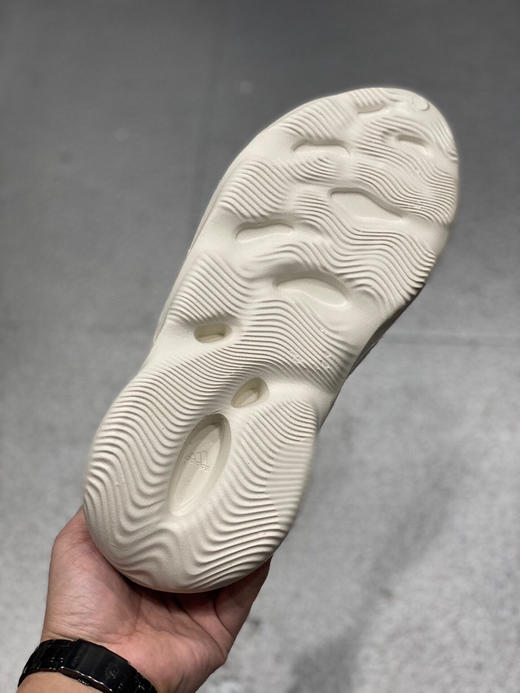 夏季特价💰260 Yeezy Foam Runner 洞洞鞋！设计采用一体化的鞋身 商品图6