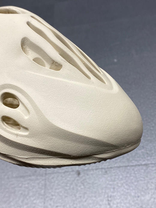 夏季特价💰260 Yeezy Foam Runner 洞洞鞋！设计采用一体化的鞋身 商品图4