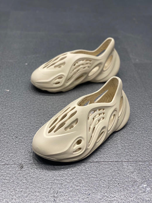 夏季特价💰260 Yeezy Foam Runner 洞洞鞋！设计采用一体化的鞋身 商品图7