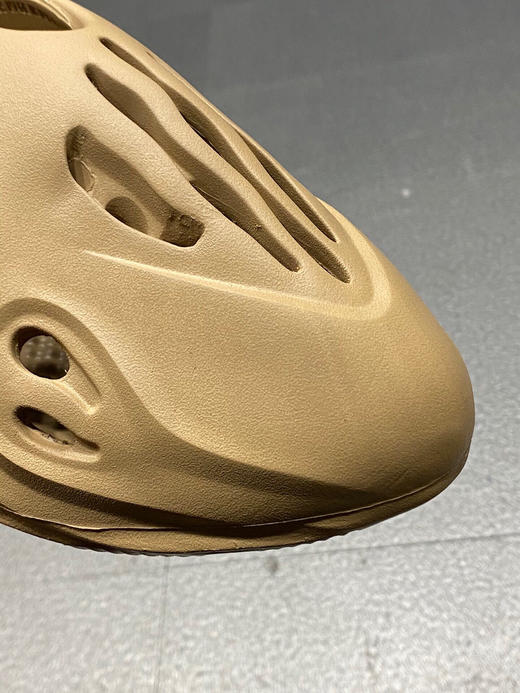 夏季特价💰260 Yeezy Foam Runner 洞洞鞋！设计采用一体化的鞋身 商品图5