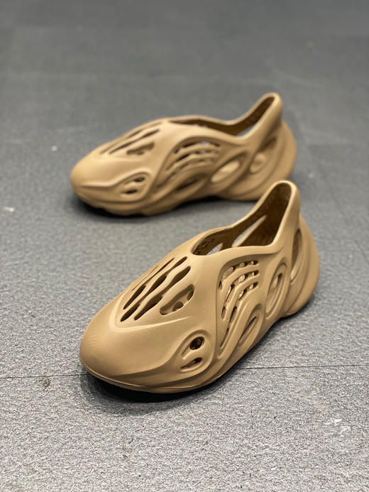 夏季特价💰260 Yeezy Foam Runner 洞洞鞋！设计采用一体化的鞋身 商品图7