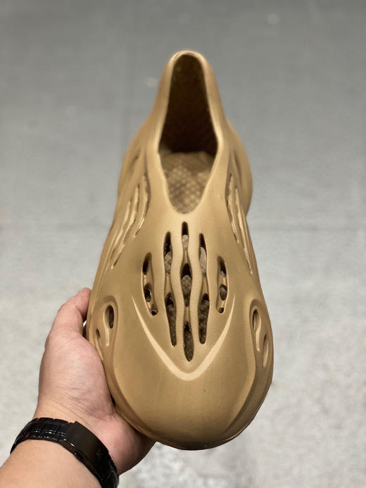夏季特价💰260 Yeezy Foam Runner 洞洞鞋！设计采用一体化的鞋身 商品图3
