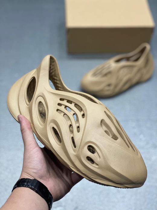 夏季特价💰260 Yeezy Foam Runner 洞洞鞋！设计采用一体化的鞋身 商品图0