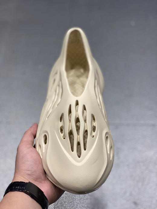 夏季特价💰260 Yeezy Foam Runner 洞洞鞋！设计采用一体化的鞋身 商品图3