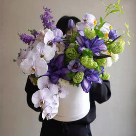 《紫色梦境》梦幻紫蝴蝶兰加紫色重瓣百合抱抱桶