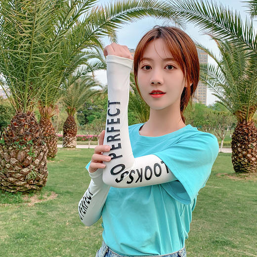 GRH-BXbzq-07-04纯色字母款冰丝冰袖女透气不闷汗袖套简约大气开车袖套 商品图0