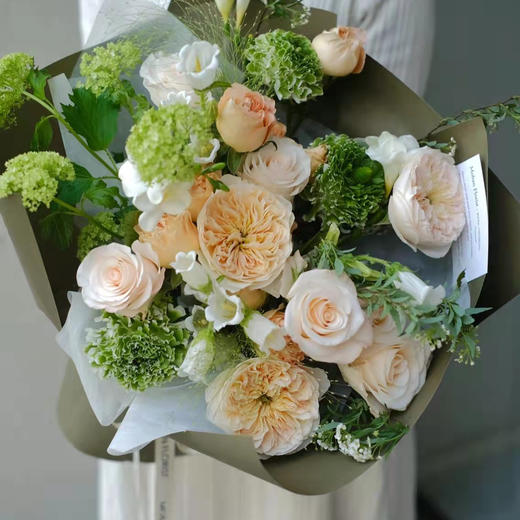 《朱丽叶塔》奥斯汀玫瑰加绿绣球花束 商品图2