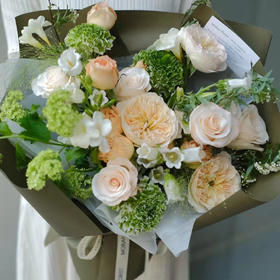 《朱丽叶塔》奥斯汀玫瑰加绿绣球花束