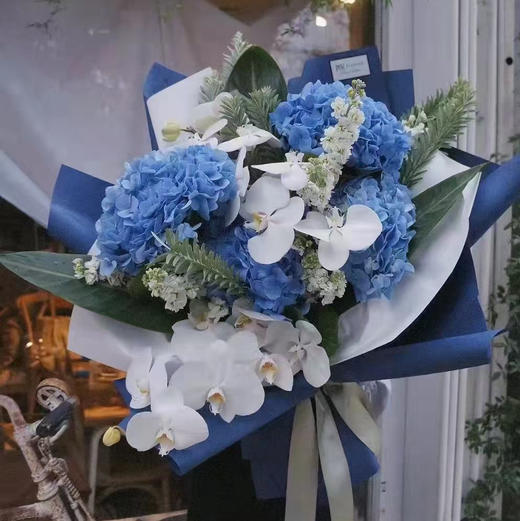 《星辰》大号绣球蝴蝶兰花束 商品图0