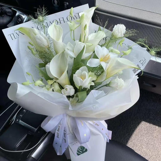 《白马王子》白色马蹄莲花束 商品图0