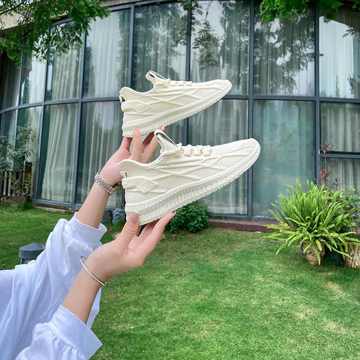 【黑科技防泼水，防污！】卡帝乐鳄鱼防泼鞋 防污飞织运动鞋 男女情侣休闲跑鞋 ，防滑鞋，夏季飞织跑鞋 柔软耐磨时髦百搭！ 商品图2