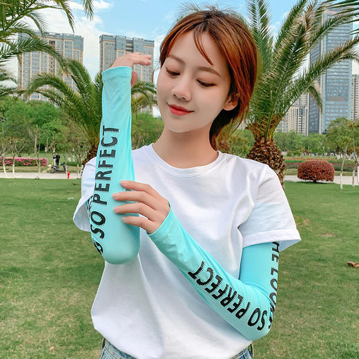 GRH-BXbzq-07-04纯色字母款冰丝冰袖女透气不闷汗袖套简约大气开车袖套 商品图3