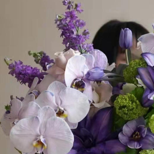 《紫色梦境》梦幻紫蝴蝶兰加紫色重瓣百合抱抱桶 商品图1