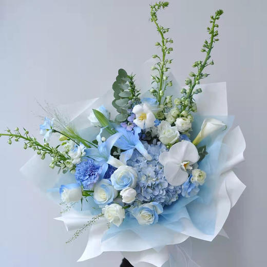 《盛夏沁凉》大飞燕碎冰蓝百合花束 商品图0