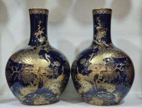 霁蓝描金荣华富贵天球瓶